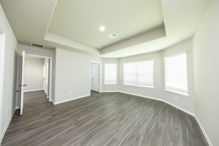 Spacious, unfurnished interior of a new home in Mackenzie Creek, Conroe (Image 21).