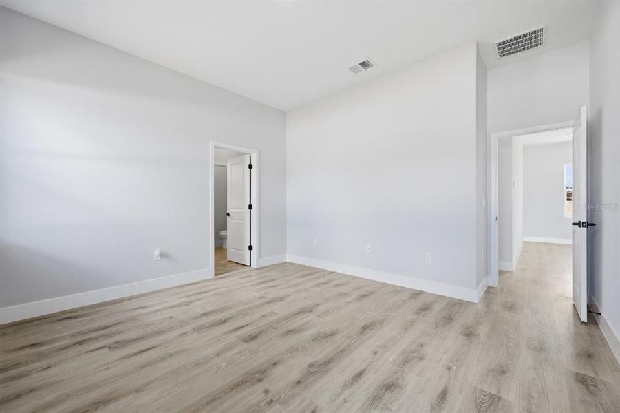 Spacious, unfurnished interior of a new home in , Ocala (Image 36).