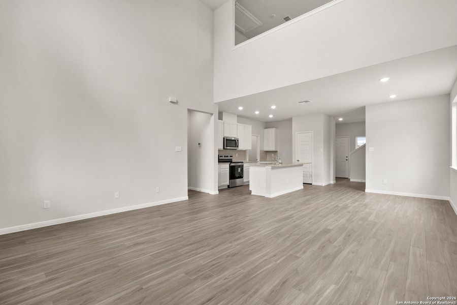 Spacious, unfurnished interior of a new home in Cinco Lakes, San Antonio (Image 13).
