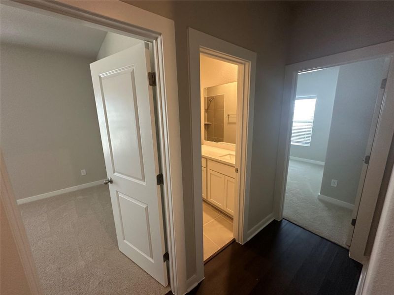 Hallway to bedrooms & bath