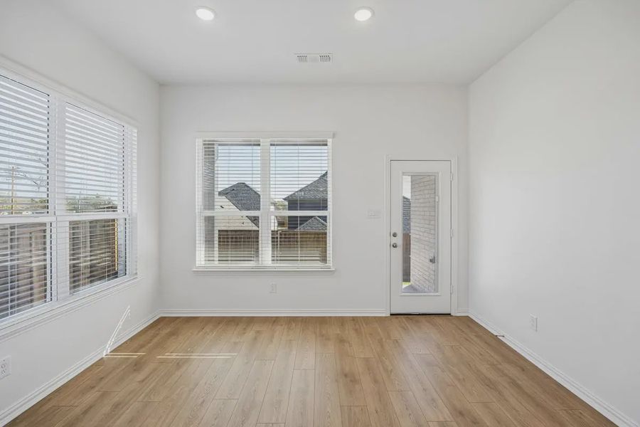 Spacious, unfurnished interior of a new home in Bel Air Village, Sherman (Image 21).