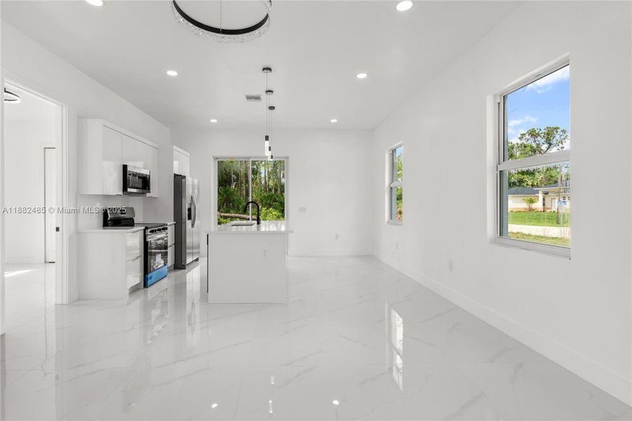 Spacious, unfurnished interior of a new home in , Lehigh Acres (Image 28).