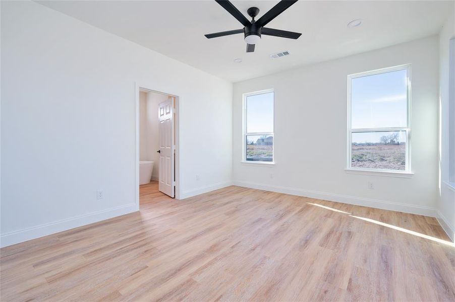 Spacious, unfurnished interior of a new home in , Brashear (Image 32).