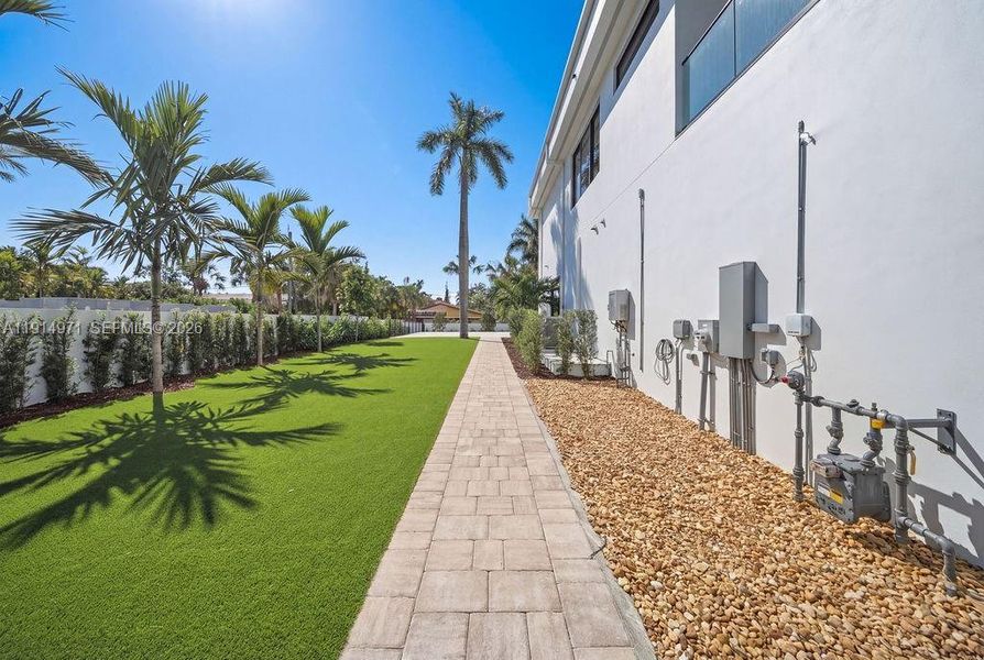 Exterior details and patio area of a home in , Fort Lauderdale (Image 51).