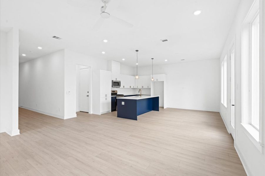 Spacious, unfurnished interior of a new home in , Houston (Image 24).