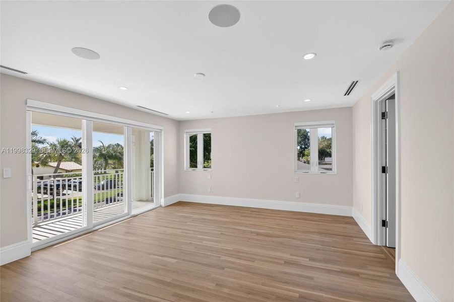 Spacious, unfurnished interior of a new home in , Lake Worth (Image 46).