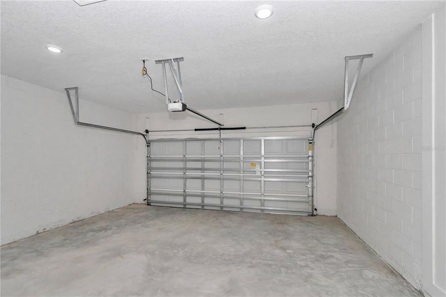 Spacious, unfurnished interior of a new home in , Citrus Springs (Image 10).