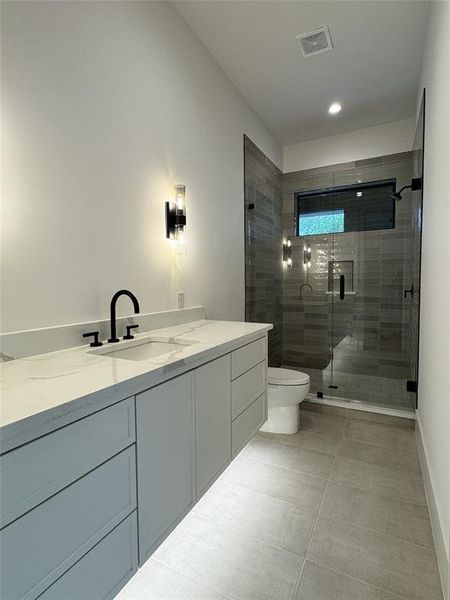 Furnished interior view inside a new home in , Dallas (Image 13).