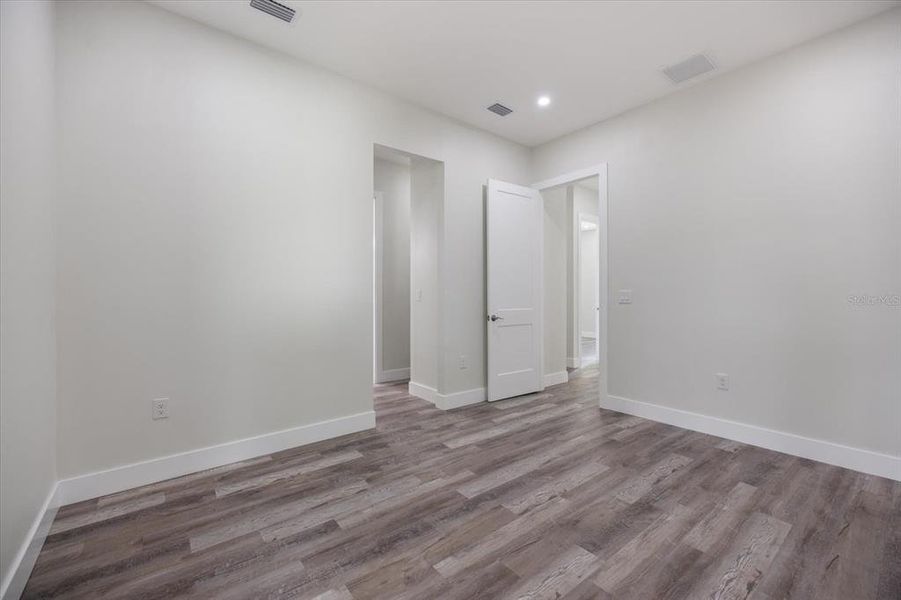 Spacious, unfurnished interior of a new home in , Sarasota (Image 16).
