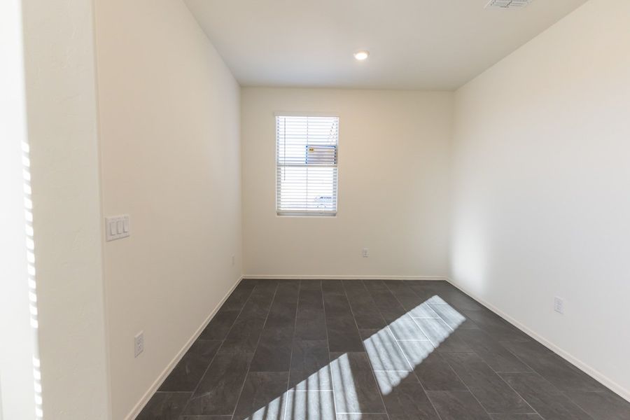 Spacious, unfurnished interior of a new home in Entrada Del Toro at Rancho Sahuarita, Sahuarita (Image 5).