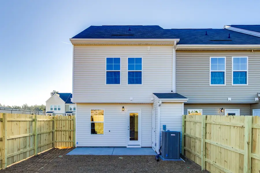 Exterior details and patio area of a home in Astoria, Columbia (Image 19).