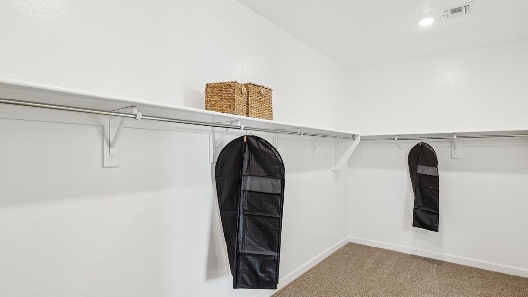 Representative interior finishes for a home built from the Yellowstone by D.R. Horton in Westpark, Buckeye (Image 22).