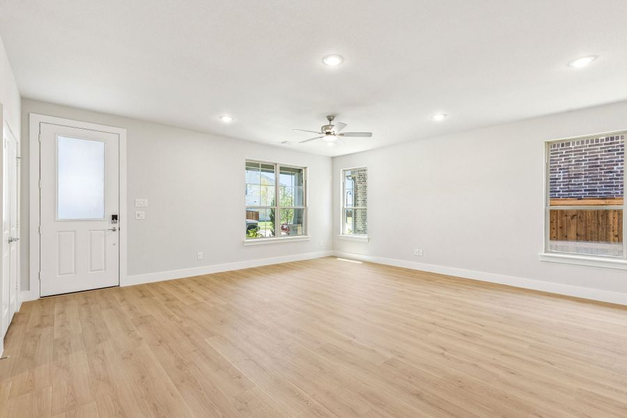 Spacious, unfurnished interior of a new home in Dove Hollow, Waxahachie (Image 18).