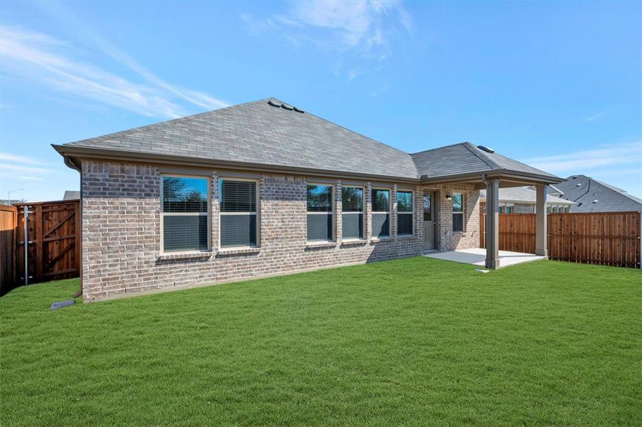 Exterior details and patio area of a home in Sanderos, Fort Worth (Image 21).