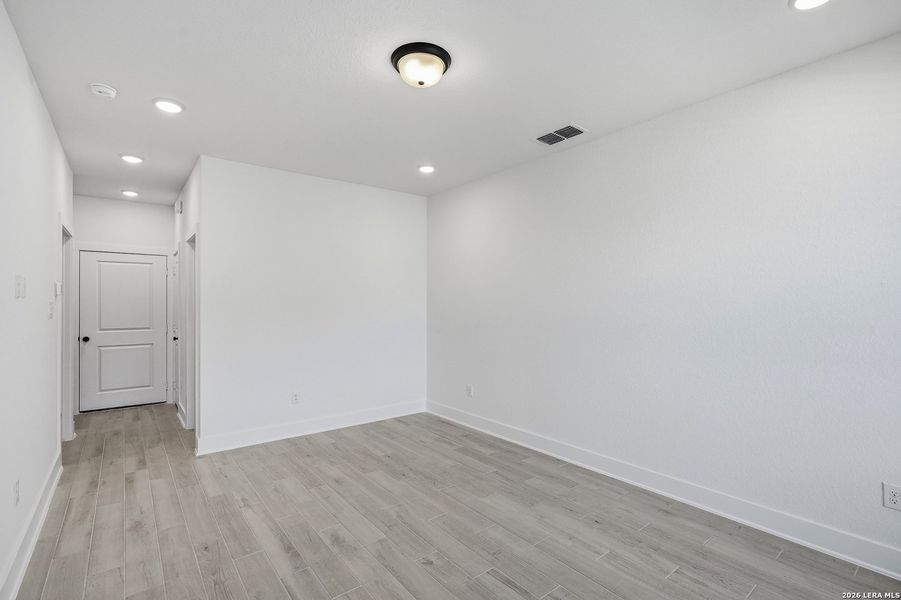 Spacious, unfurnished interior of a new home in Rose Hill, San Antonio (Image 32).