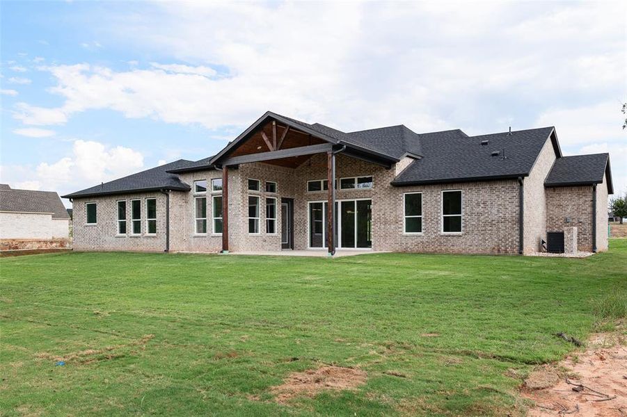 Exterior details and patio area of a home in Pecan Plantation, Granbury (Image 26).