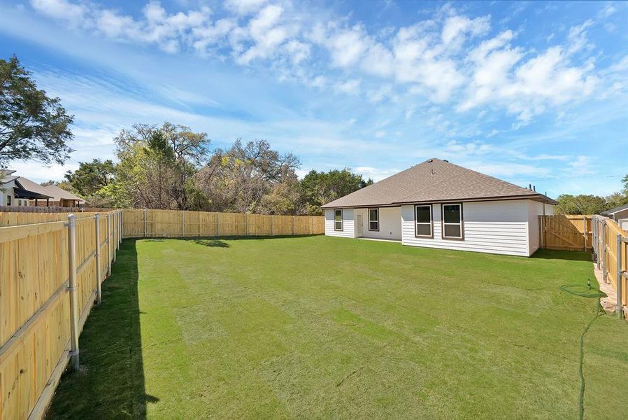 Exterior details and patio area of a home in , Granbury (Image 4).