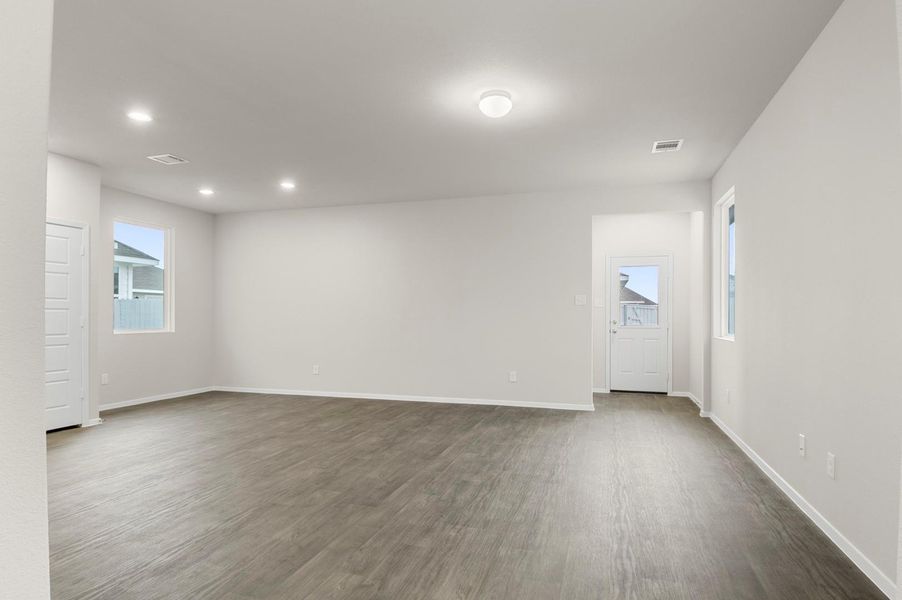 Spacious, unfurnished interior of a new home in Casetta Ranch, Kyle (Image 17).