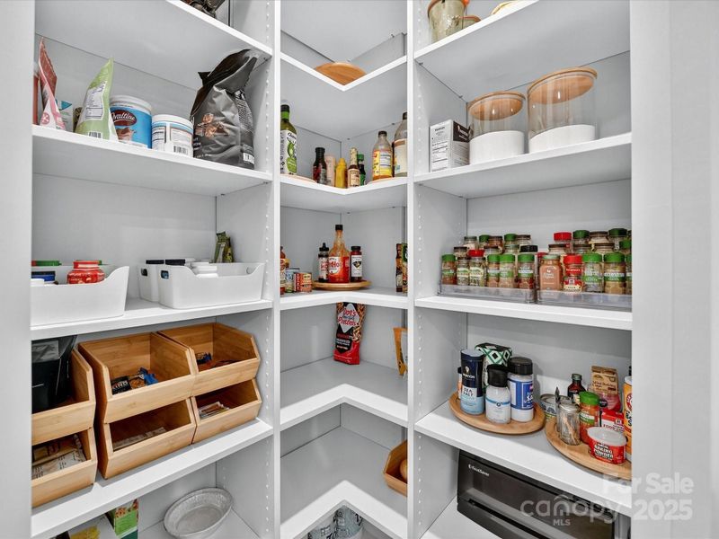 Sunny and Cheerful Breakfast Room