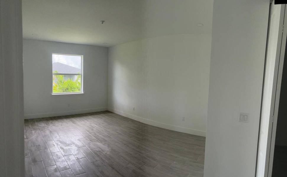 Spacious, unfurnished interior of a new home in , Rotonda West (Image 6).