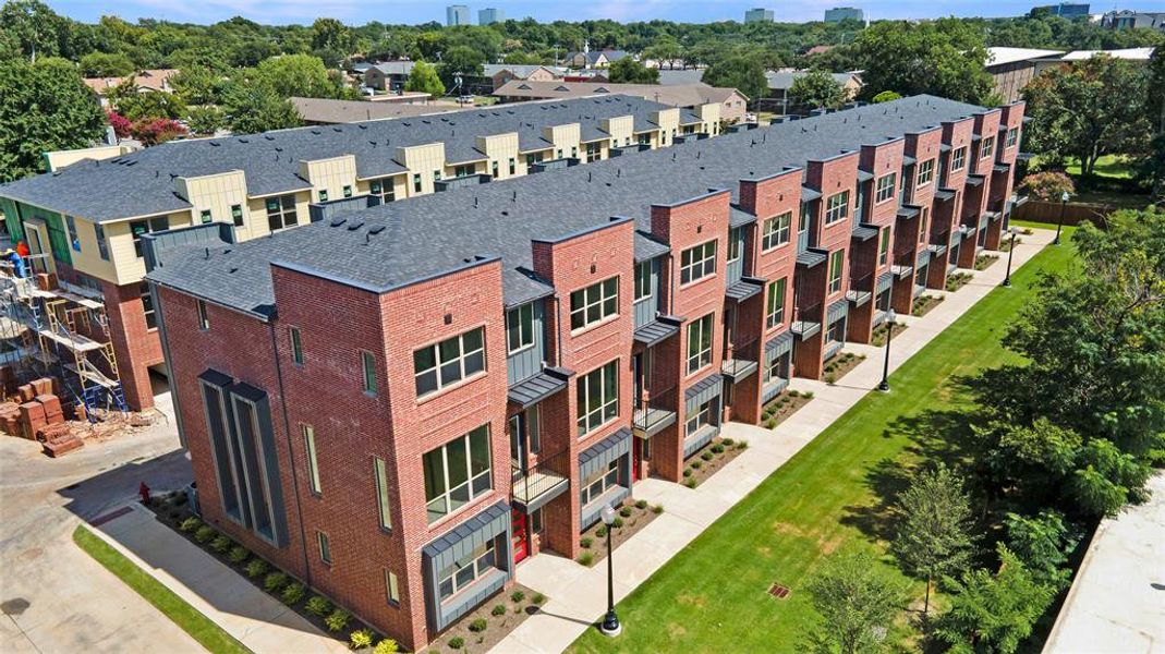 Condo located in Farmers Branch, TX showcasing its design and architecture (Image 4).