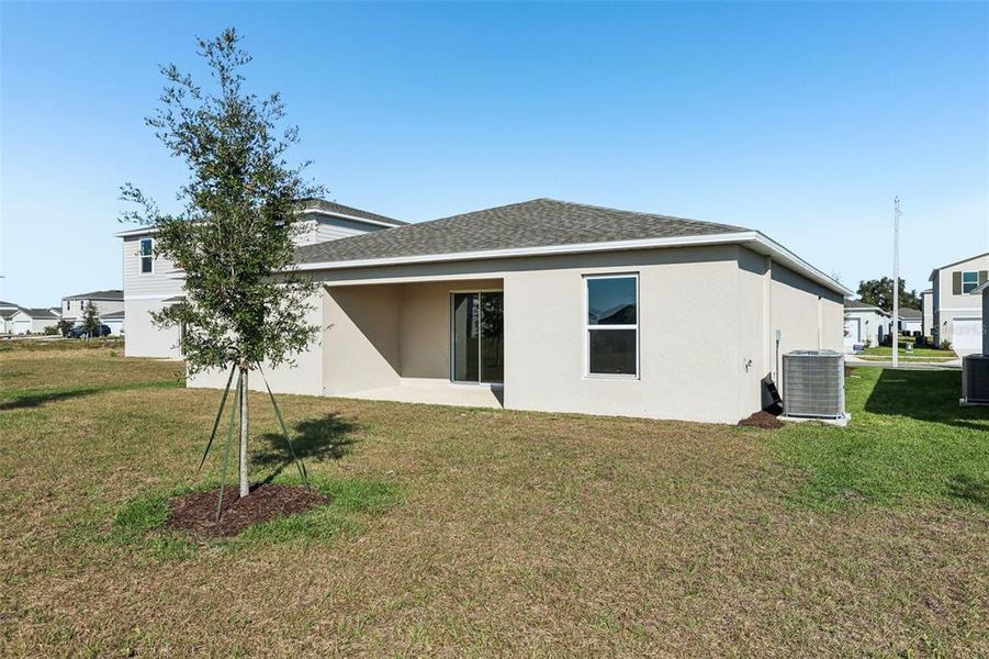 Exterior details and patio area of a home in The Collection at Bradbury Creek, Haines City (Image 9).