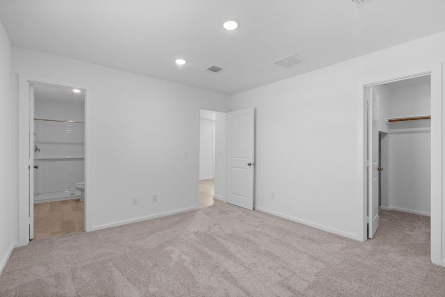 Spacious, unfurnished interior of a new home in The Courtyards at Stokesbury, Waller (Image 17).