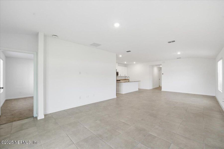 Spacious, unfurnished interior of a new home in Azalea Creek, Jacksonville (Image 27).