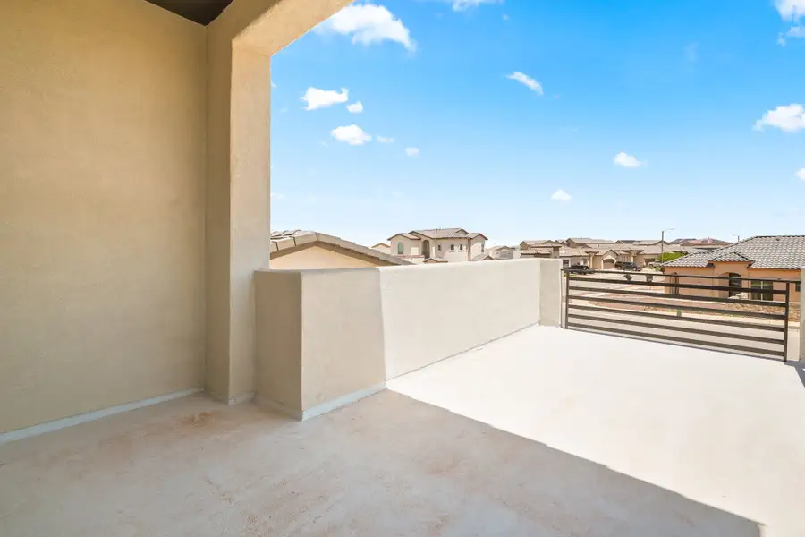 Exterior details and patio area of a home in Verdancia, El Paso (Image 3).