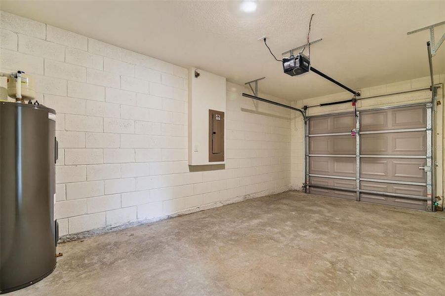 Spacious, unfurnished interior of a new home in Rainbow Lakes Estates, Dunnellon (Image 9).