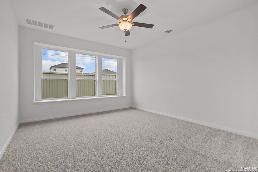 Spacious, unfurnished interior of a new home in Foxbrook, Cibolo (Image 16).