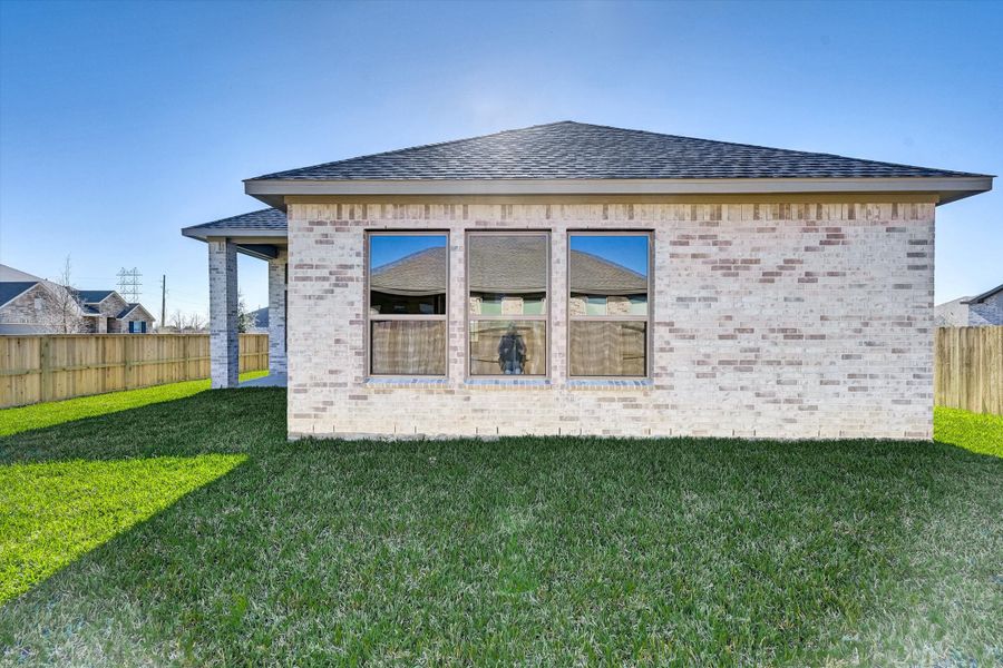 Exterior details and patio area of a home in Canterra Creek  60', Rosharon (Image 4).