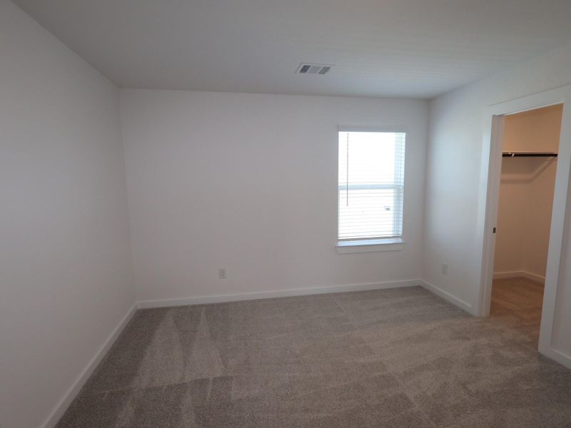 Spacious, unfurnished interior of a new home in Miller's Pond, Rosenberg (Image 36).