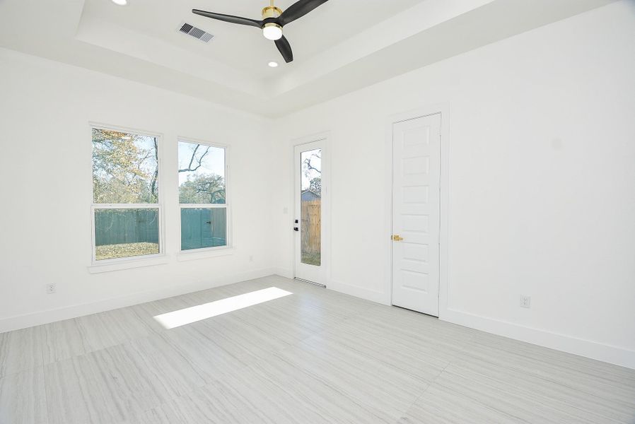 Spacious, unfurnished interior of a new home in , Houston (Image 23).
