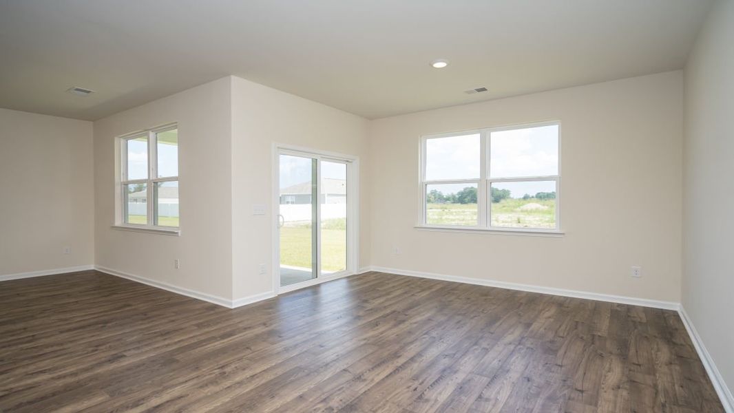 Representative unfurnished interior of a home built from the Aria by D.R. Horton in Summerville, Darlington (Image 20).