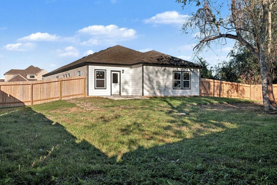 Exterior details and patio area of a home in Lake Conroe Hills, Willis (Image 13).