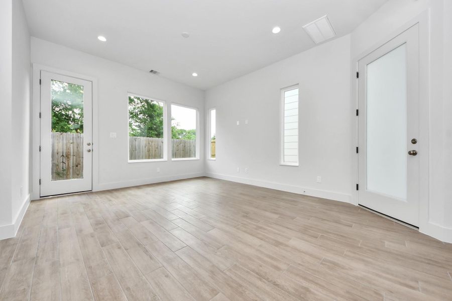 Spacious, unfurnished interior of a new home in Alicante, Houston (Image 33).
