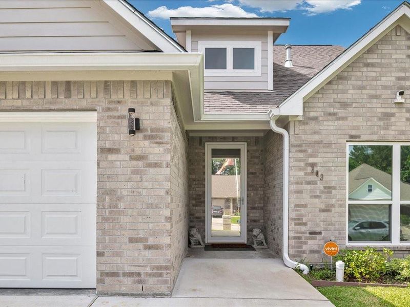 Exterior details and patio area of a home in , Lufkin (Image 27).