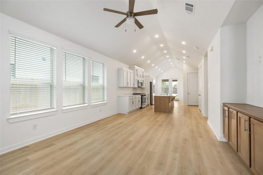 Spacious, unfurnished interior of a new home in Riceland, Mont Belvieu (Image 17).