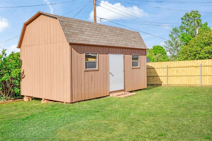 Exterior details and patio area of a home in , Paris (Image 13).
