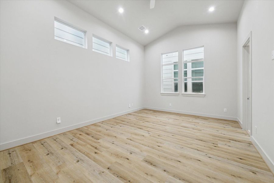 Spacious, unfurnished interior of a new home in , Houston (Image 13).