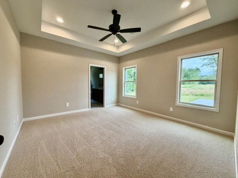 Spacious, unfurnished interior of a new home in Oakview, Pine Mountain (Image 13).