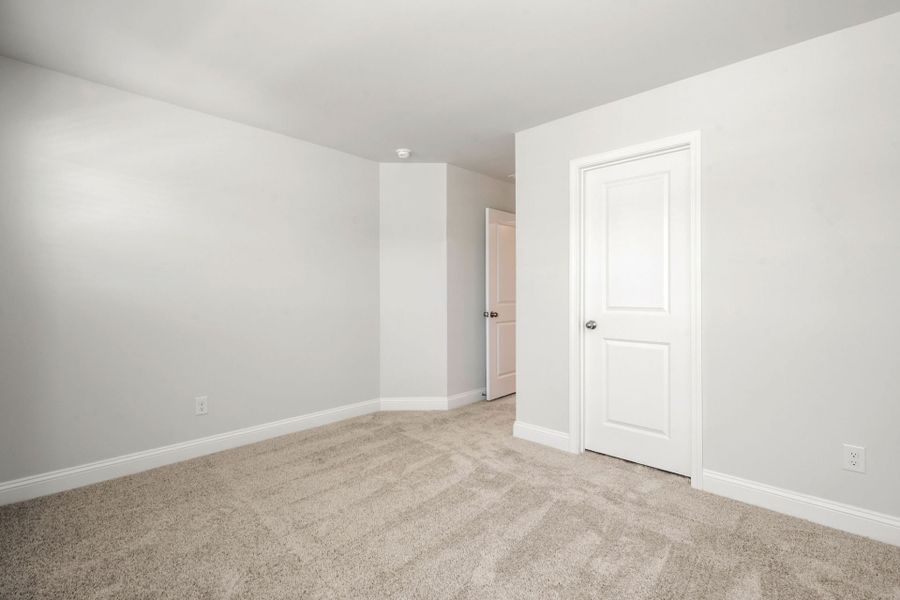 Spacious, unfurnished interior of a new home in Waterways, Richmond Hill (Image 14).