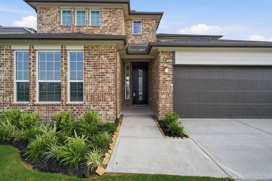 Exterior details and patio area of a home in Sunterra Lakes, Brookshire (Image 4).