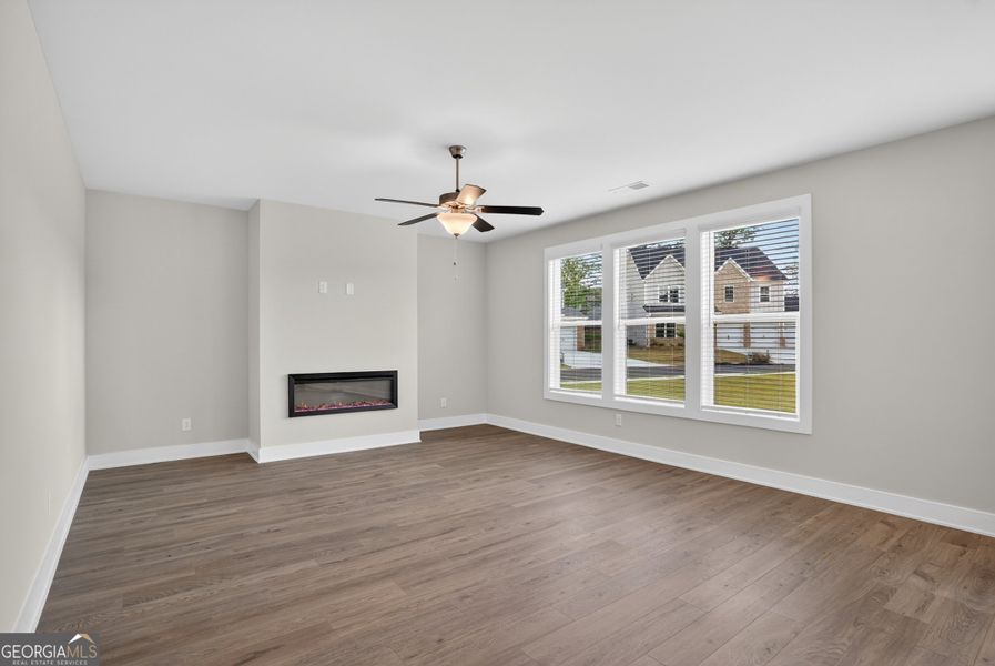 Spacious, unfurnished interior of a new home in The Fairways at Mirror Lake, Villa Rica (Image 63).