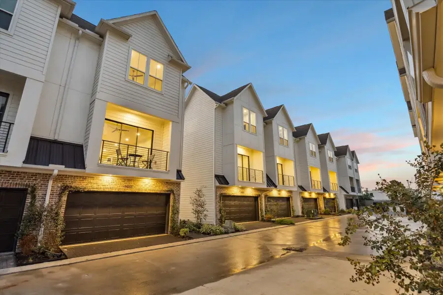 Exterior details and patio area of a home in Willowbend Point, Houston (Image 1).