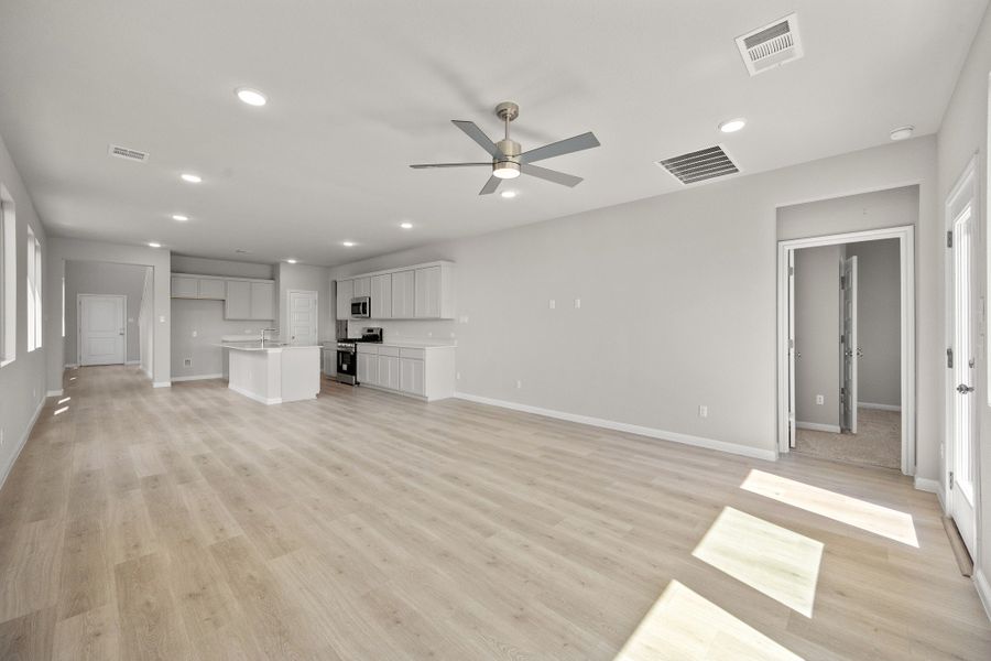 Spacious, unfurnished interior of a new home in Trinity Ranch, Elgin (Image 18).