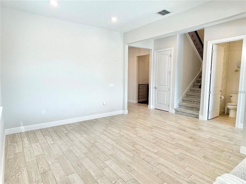 Spacious, unfurnished interior of a new home in Parkview Reserve, Orlando (Image 27).