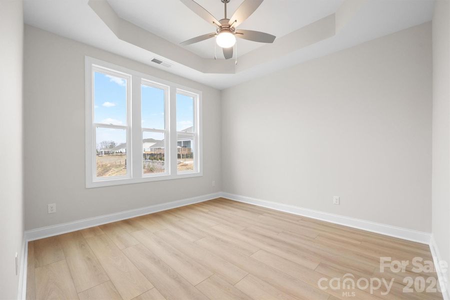 Spacious, unfurnished interior of a new home in Handsmill on Lake Wylie, York (Image 22).