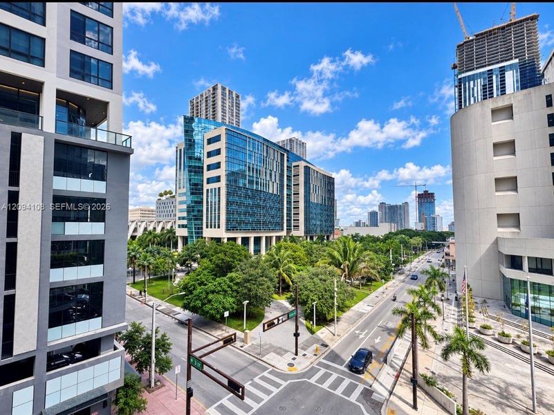 Condo located in Miami, FL showcasing its design and architecture (Image 3).
